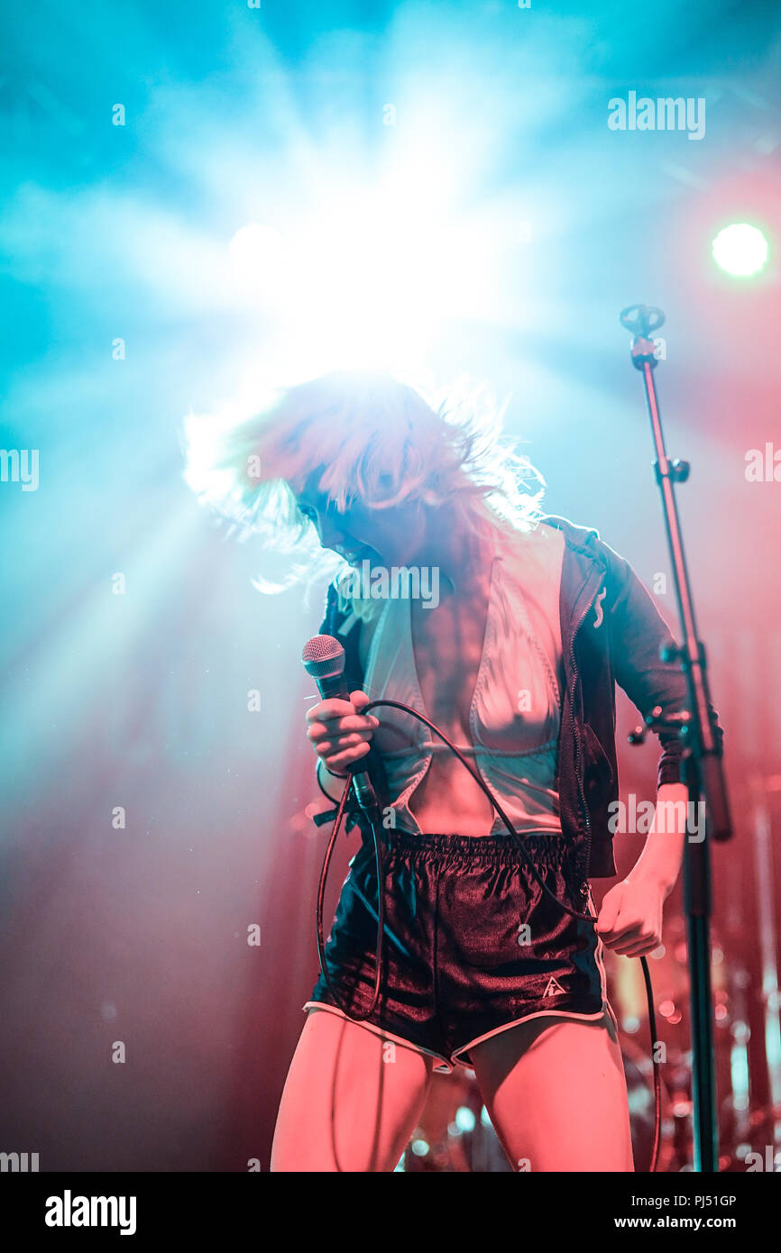Amy Taylor di amile e gli sniffer performing live sul grande palco superiore al 2018 fine del festival di strada in Larmer Tree Gardens nel Dorset. Foto Foto Stock