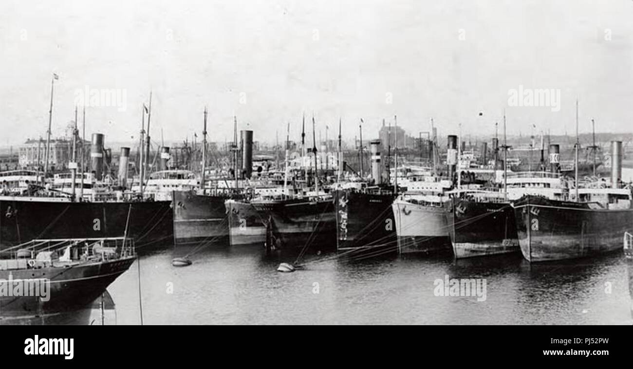 Barry docks c. 1910 con le navi ormeggiate a boe in attesa di carico del carbone. Foto Stock