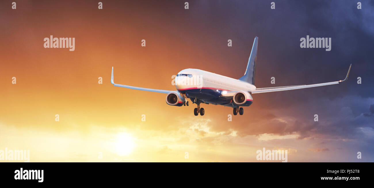 In aereo nel cielo di sunrise Foto Stock