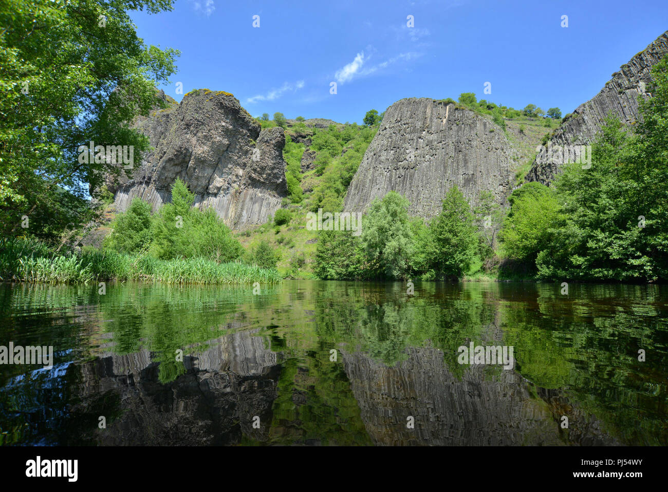 Rafting nelle gole del fiume Allier da Monistrol-dÕAllier. Il paesaggio lungo il fiume con il basalto dosso Foto Stock
