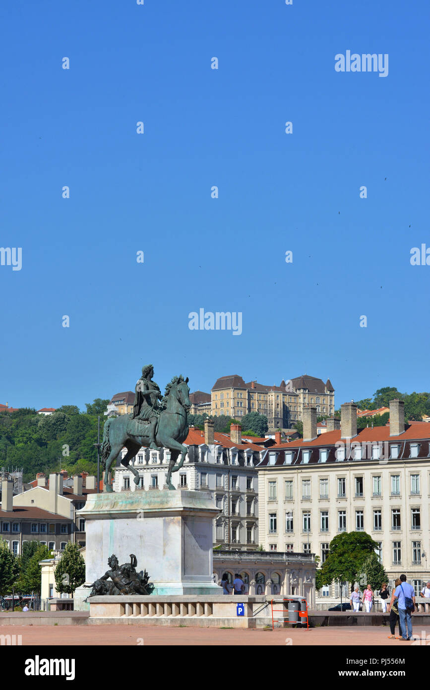 Lione (sud-est della Francia): real estate, gli edifici che circondano il 'place Bellecour' Square, nel 2° arrondissement (distretto). 'Place Bellecour" Foto Stock