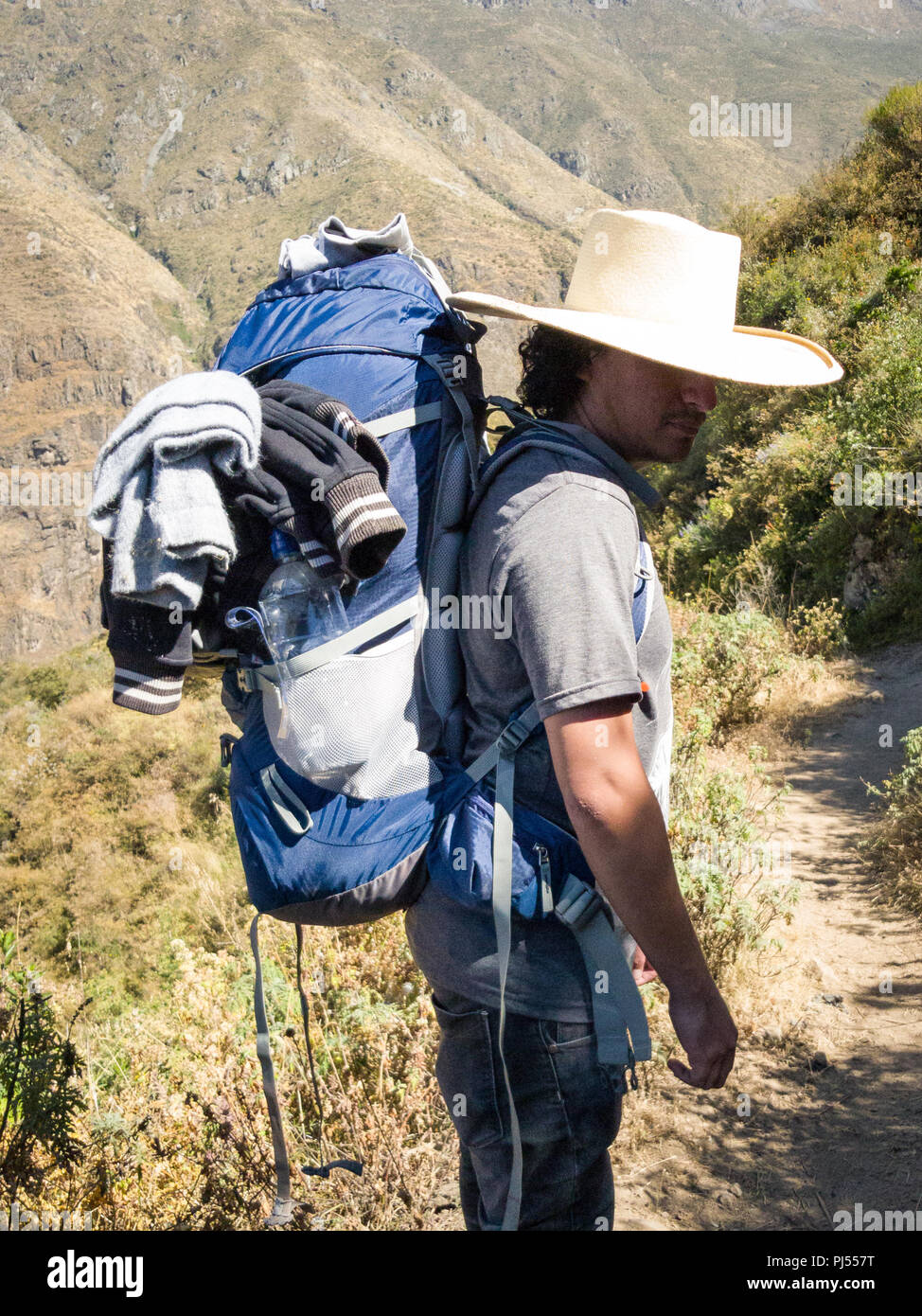 L'uomo viaggiatore con hat e zaino escursionismo montagne stile di vita viaggio concetto di successo attiva avventura vacanze estive all'aperto Foto Stock