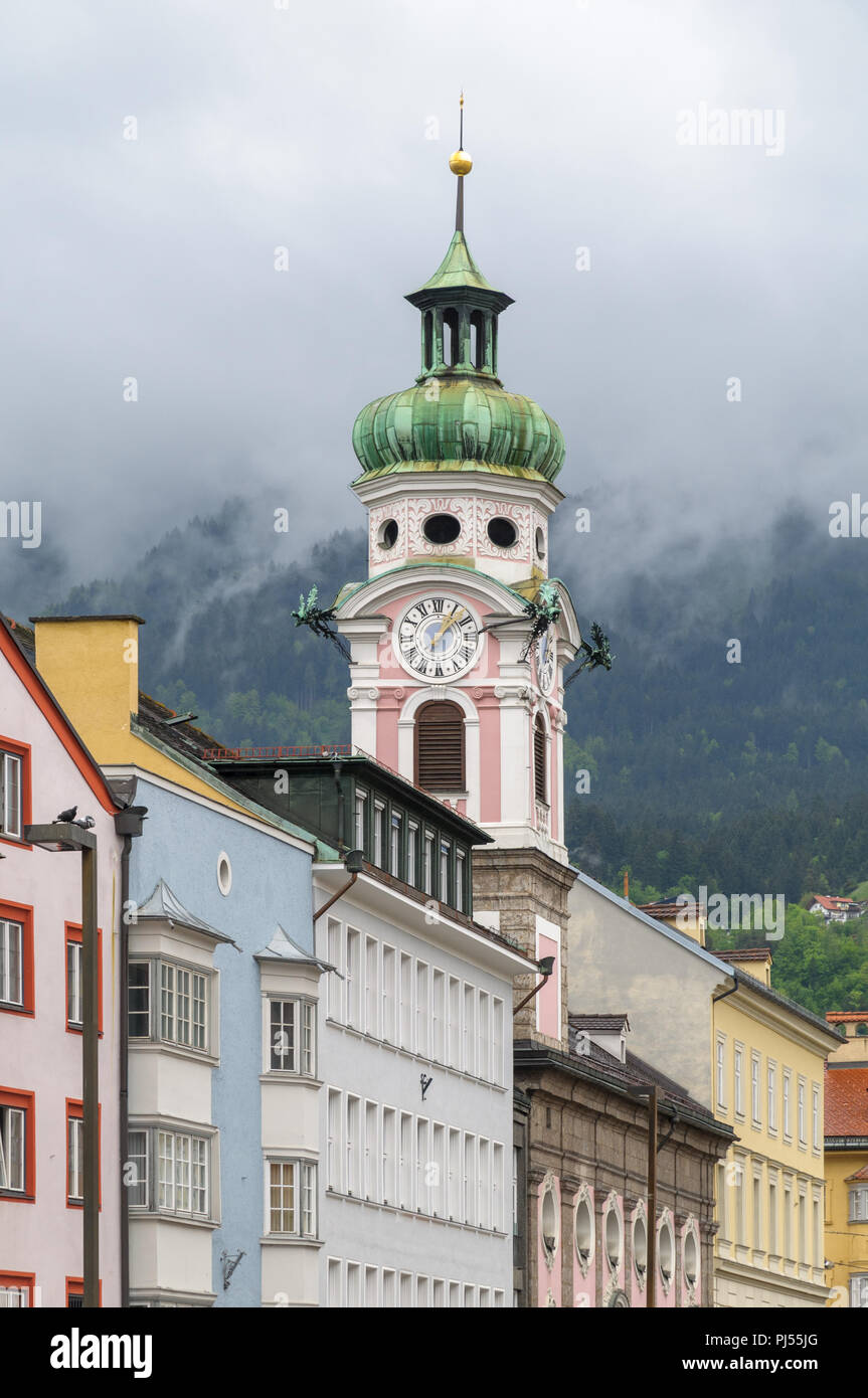 La storica chiesa dell'ospedale (Spitalskirche) nel centro della città vecchia di Innsbruck, la captital del Tirolo in Austria. Foto Stock