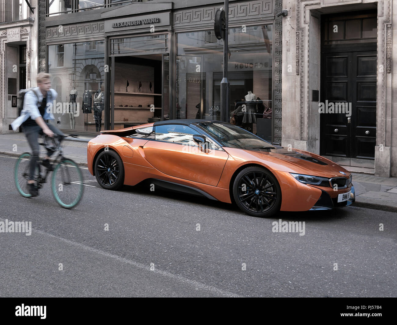 BMW i8 Roadster su una strada a Londra REGNO UNITO Foto Stock