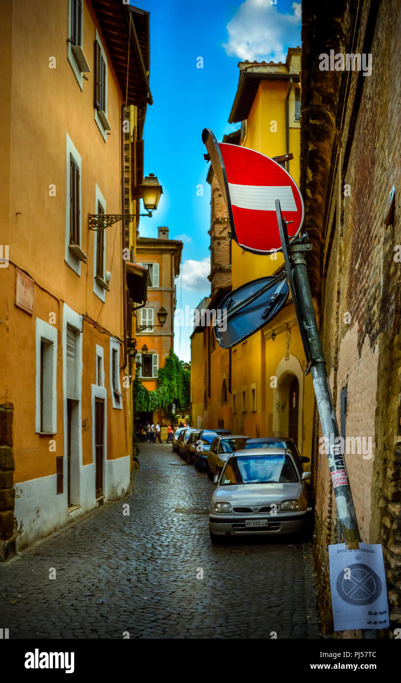 Strada stretta a Roma Foto Stock