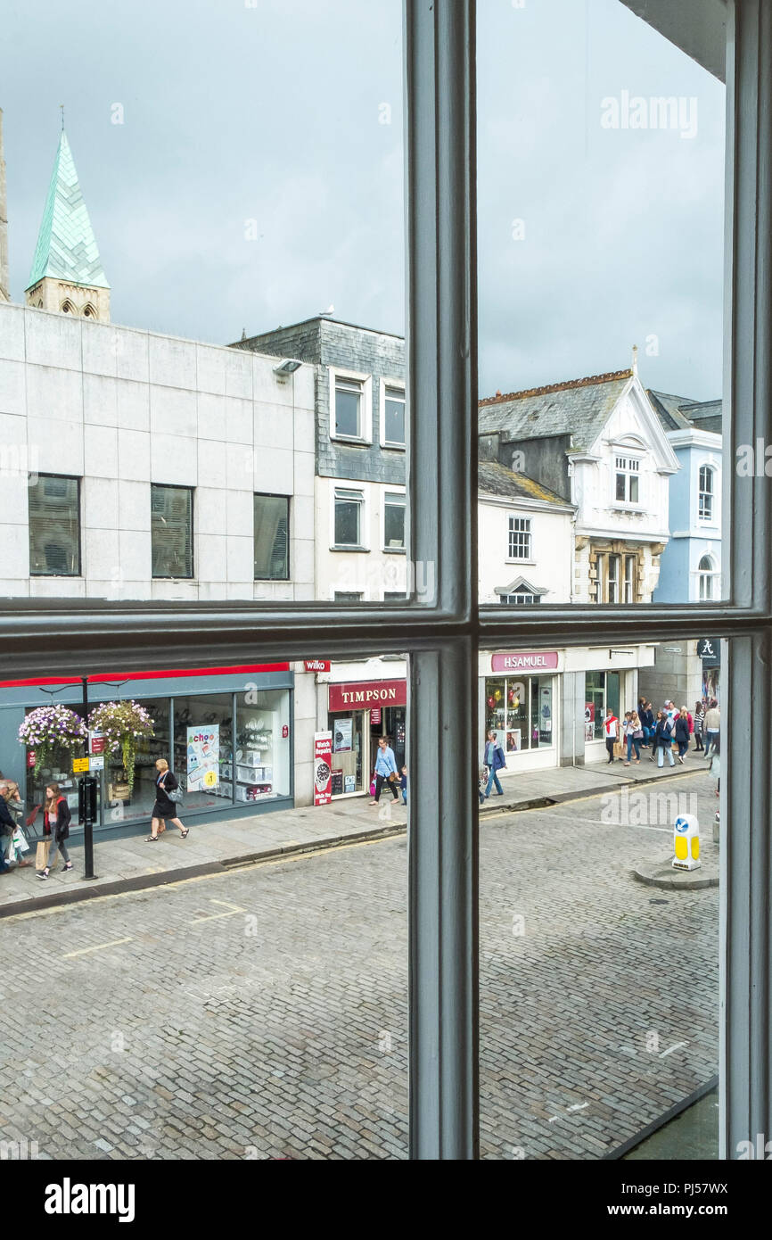 Boscawen Street visto attraverso una finestra Truro Cornwall. Foto Stock