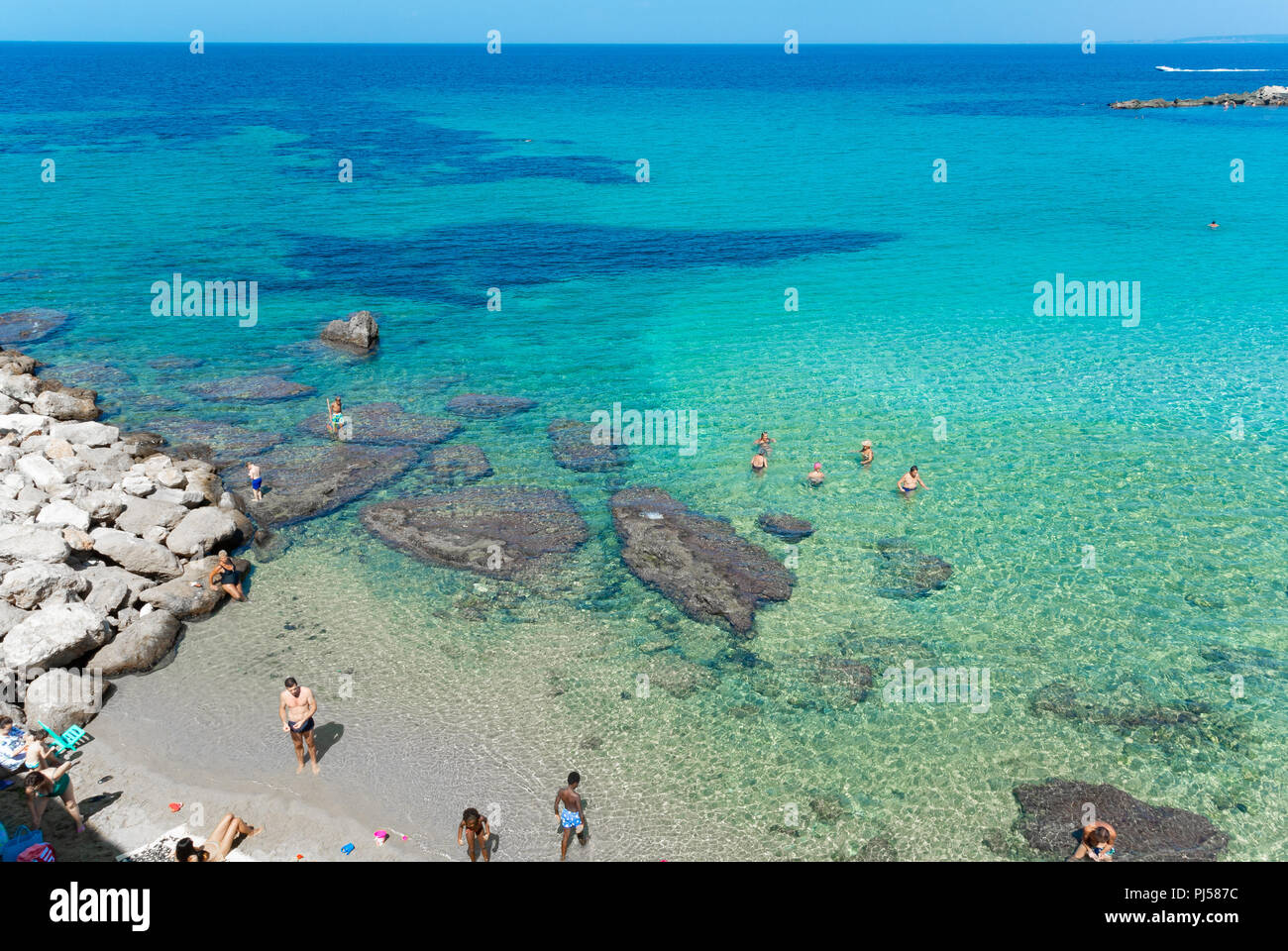 Vista panoramica della spiaggia pubblica con il popolo italiano, Gallipoli, Lecce, Italia Foto Stock