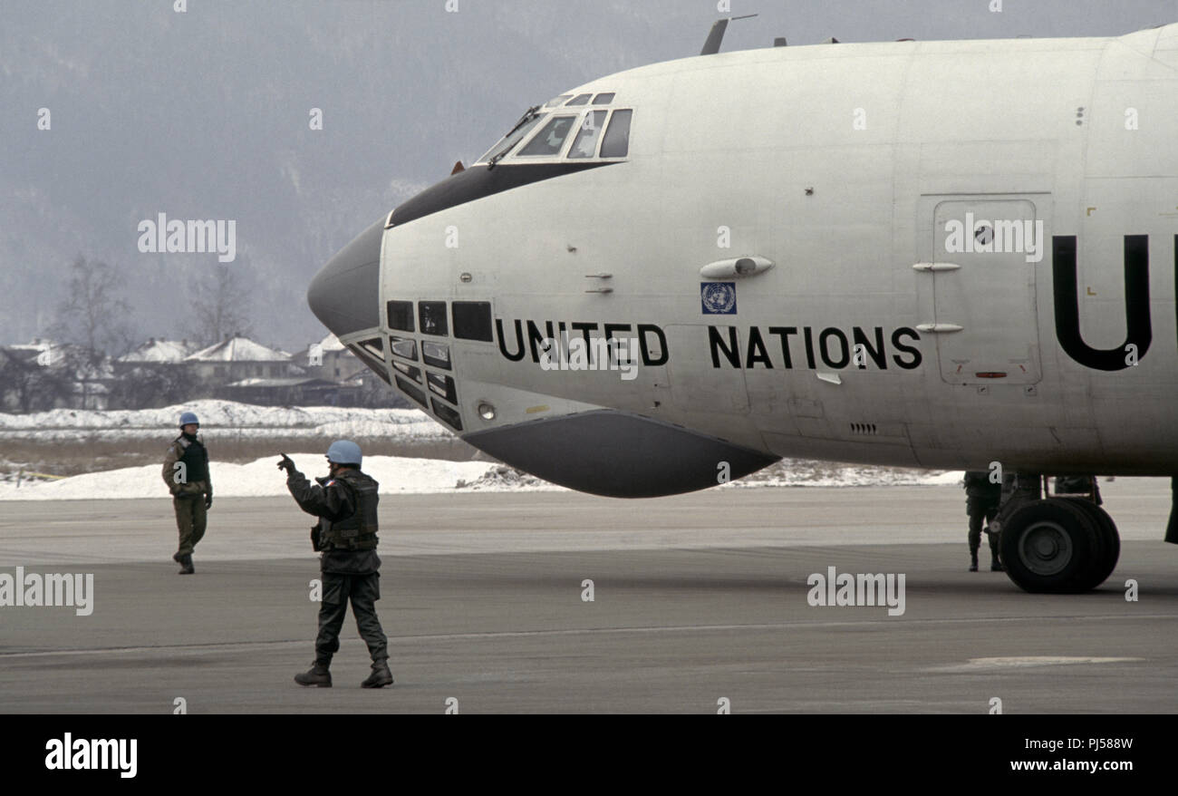 8 Marzo 1993 durante l'assedio di Sarajevo: presso l'aeroporto di Sarajevo, Francese soldati delle Nazioni Unite direttamente il pilota delle Nazioni Unite di un Ilyushin Il-76 a getto di trasporto che ha appena sbarcati. Foto Stock