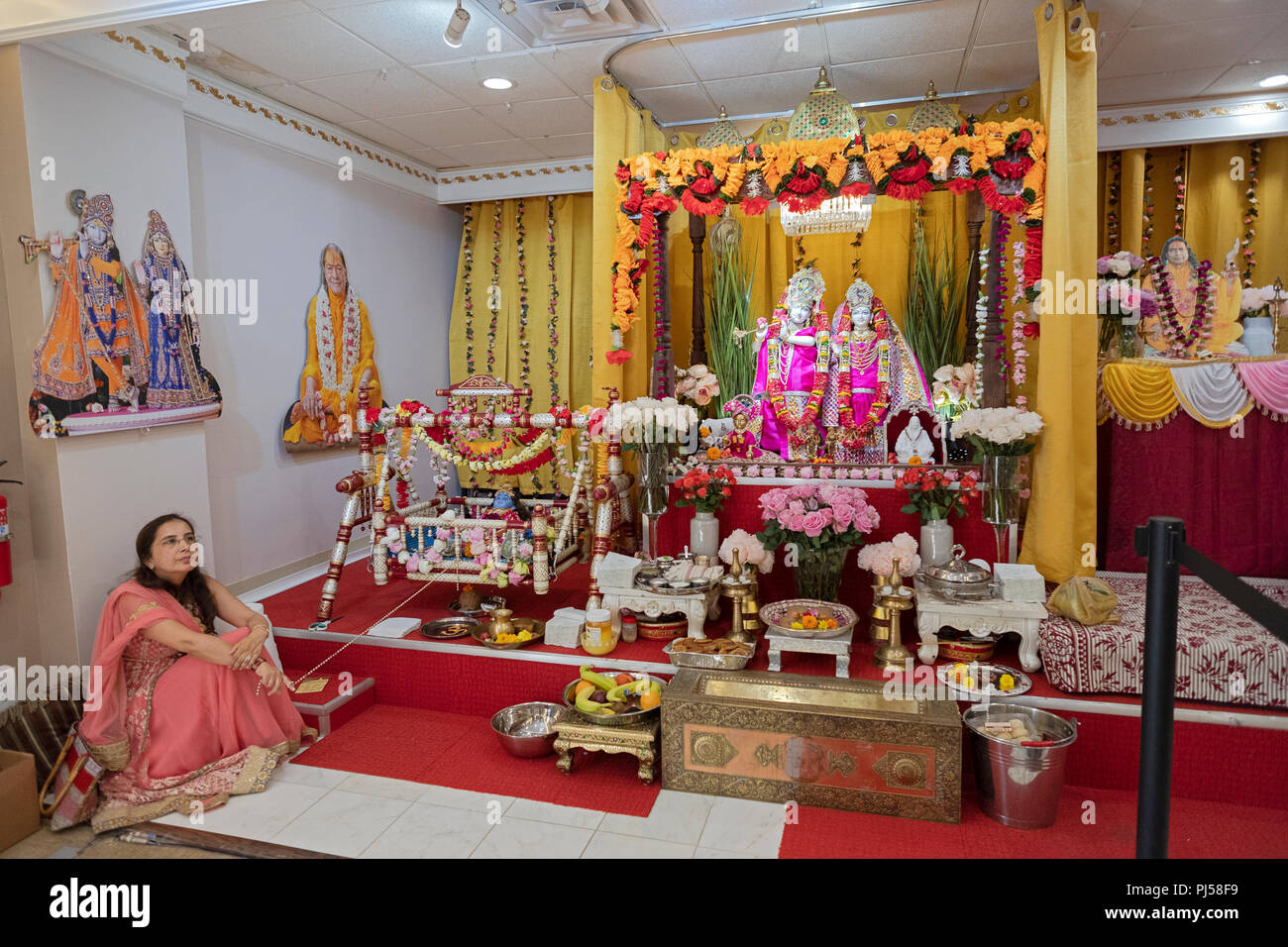 Un attraente centro donna età in un tempio indù per la celebrazione di Janamashthmi in Glen Oaks, Queens, a New York. Foto Stock