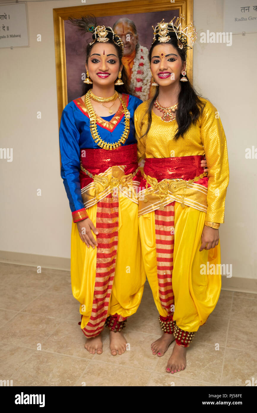 2 piuttosto adolescenti in un tradizionale costume indiano posano per una foto su Janamashthmi prima della loro esecuzione in un blocco vacanze partito. In Queens a New York. Foto Stock