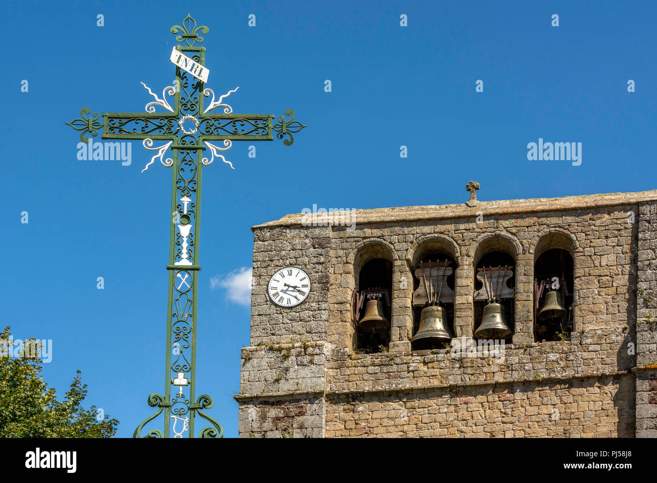 Chiesa di San Paolo de Tartas Village e il suo campanile a vela, Haute Loire, Auvergne Rhone Alpes, Francia, Europa Foto Stock