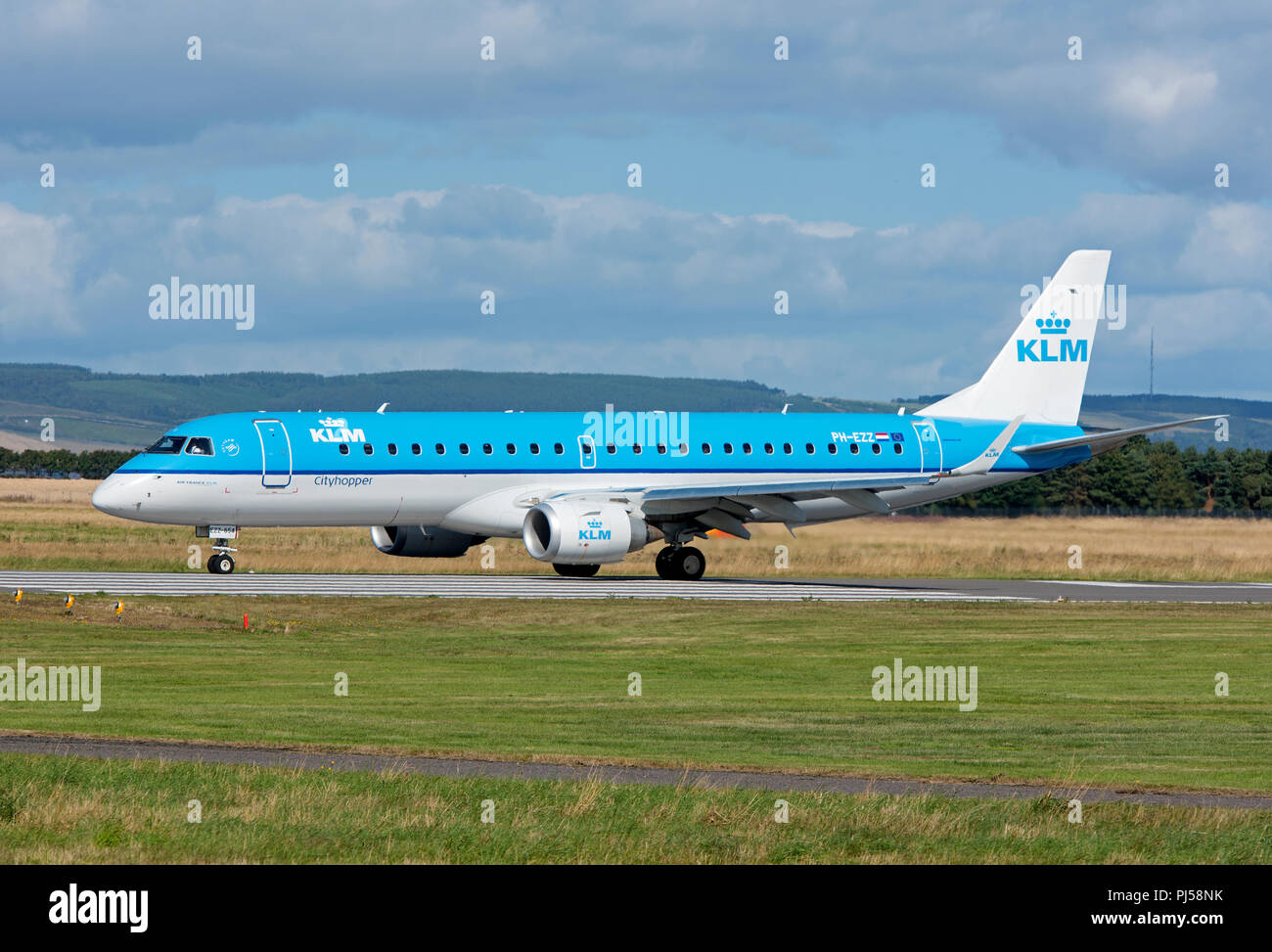 Programmata un volo giornaliero tra Inverness e Skipol in Amsterdam taxi alla Highlands scozzesi aeroporto. Foto Stock