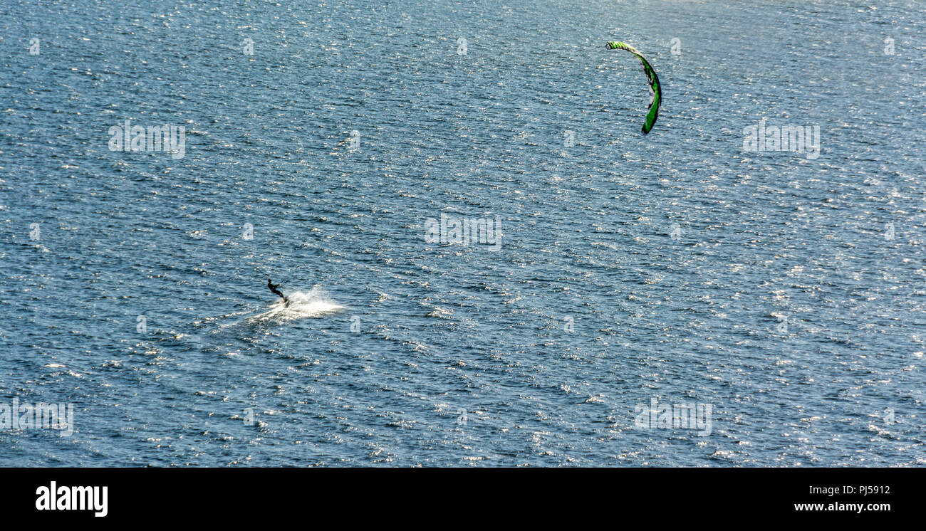Langogne, kitesurf sul lago di Naussac, Naussac dam, Lozère, Occitanie, Francia, Europa Foto Stock