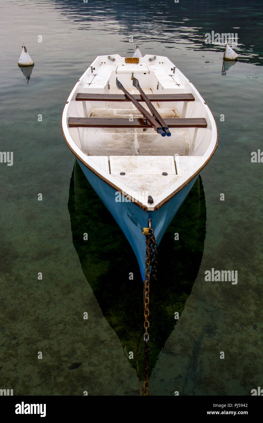 Remi in barca in un lago di Annecy, Haute Savoie, Francia Foto Stock