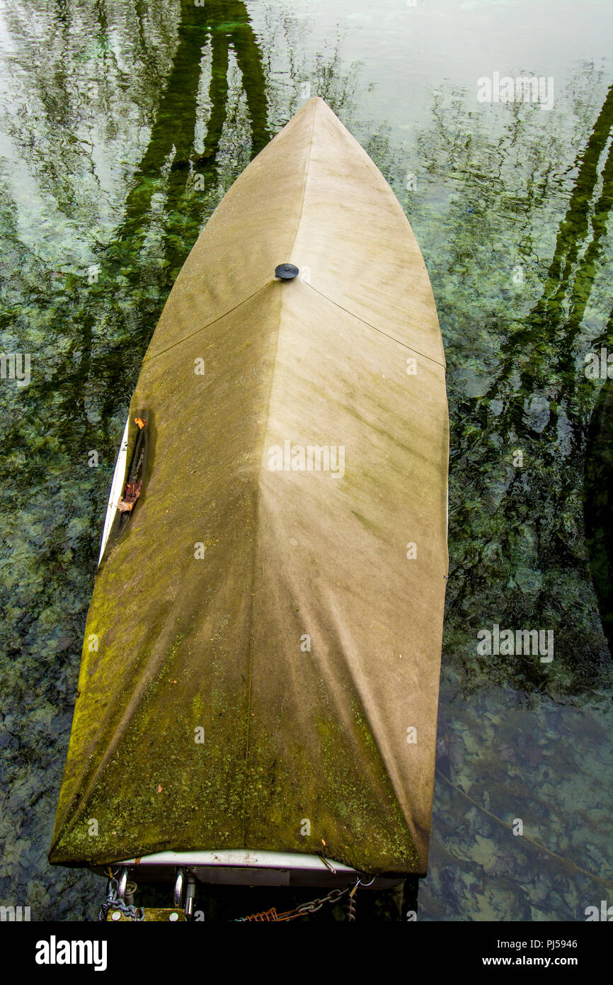 Telone di copertura su una barca nel lago di Annecy, Haute Savoie, Francia Foto Stock
