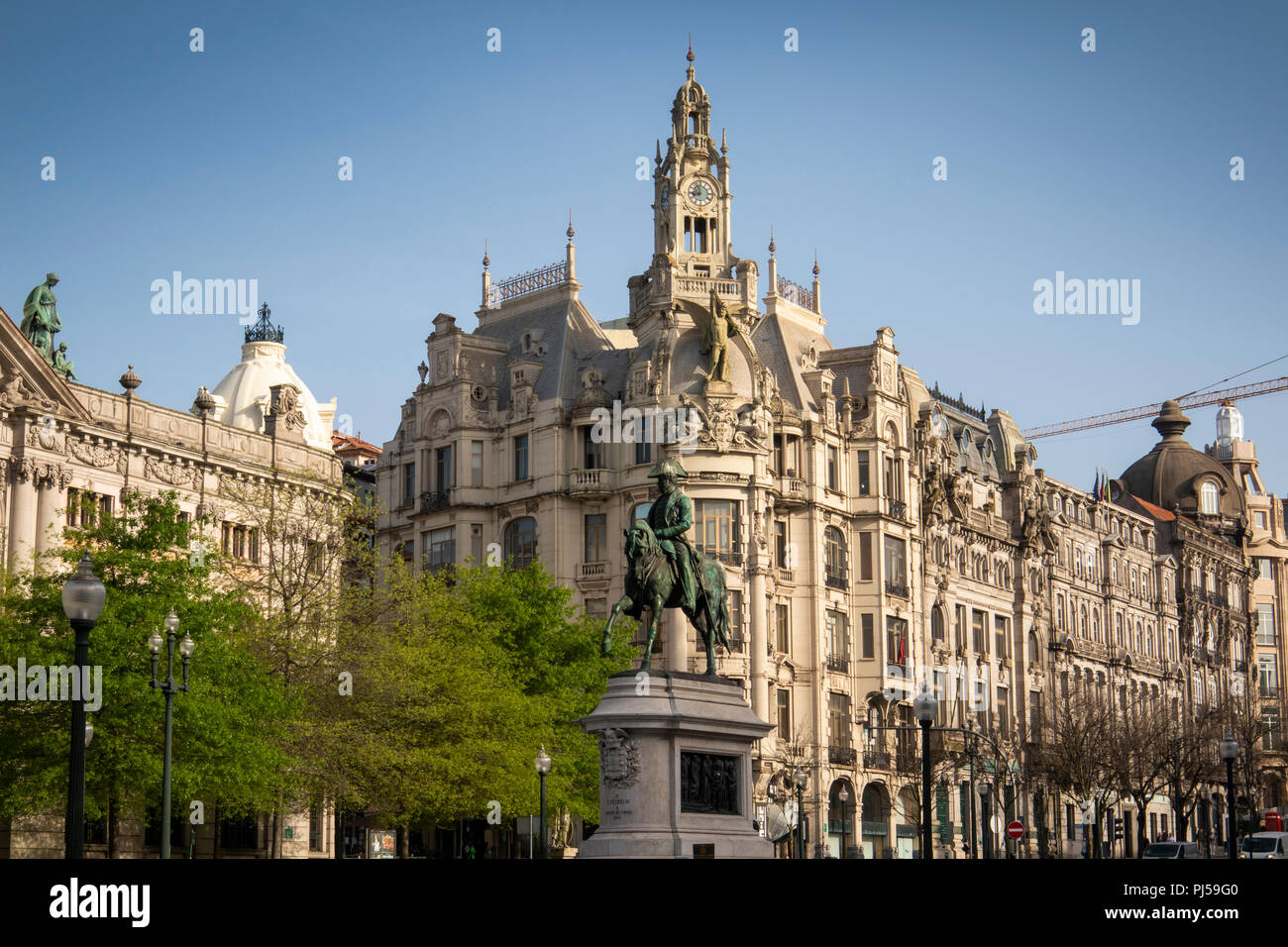 Il Portogallo, Porto, Praça da Liberdade, Piazza Liberdade, statua del re Pietro IV a cavallo Foto Stock