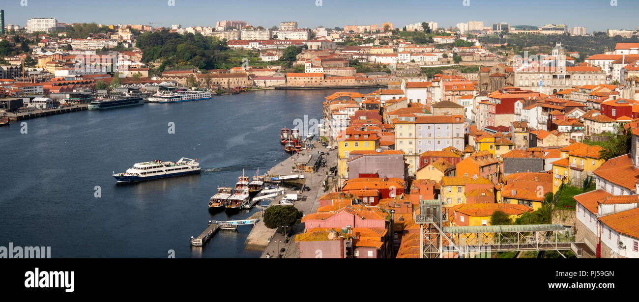 Il Portogallo, Porto, elevati vista panoramica del quartiere Ribeira sito patrimonio mondiale, da Luis i bridge Foto Stock