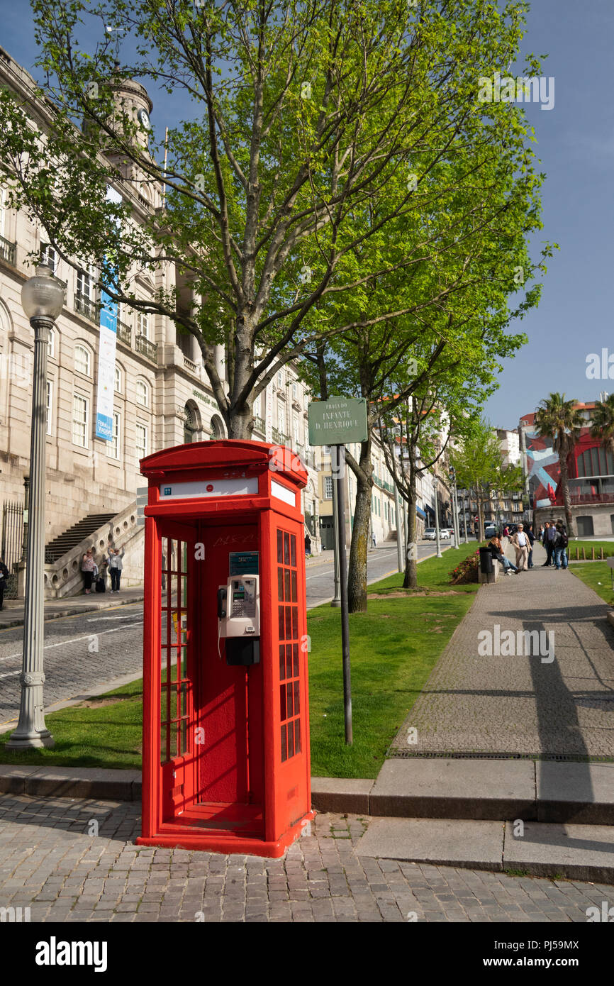 Il Portogallo, Porto, Ribeira, Rua de Ferreira Borges, British progettato red K3 cabine telefoniche in piazza Foto Stock