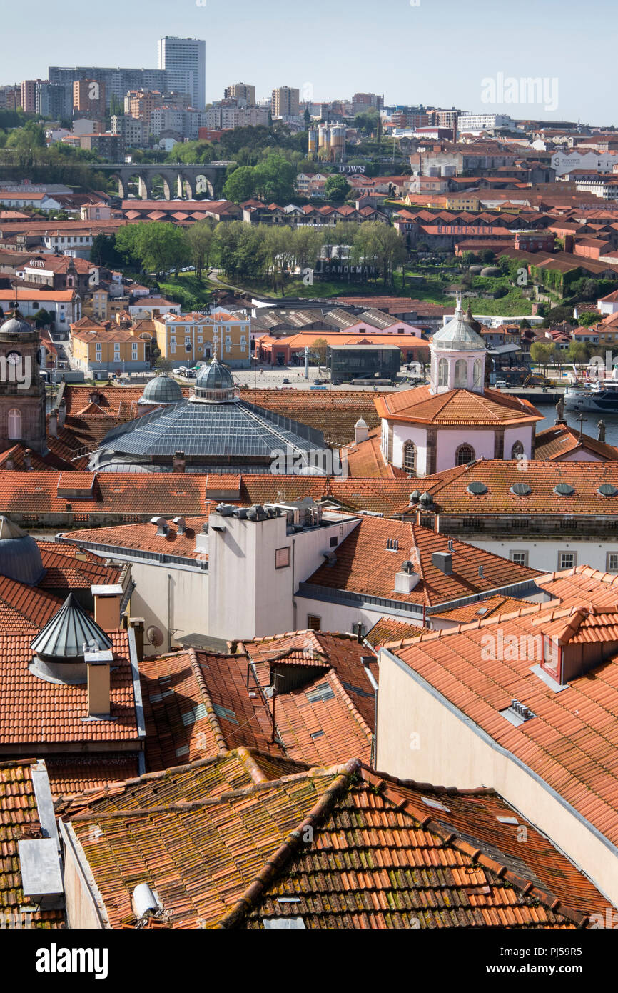 Il Portogallo, Porto, Ribeira, tetti, guardando a sud verso il fiume Douro a Cantine di vino porto distretto Foto Stock