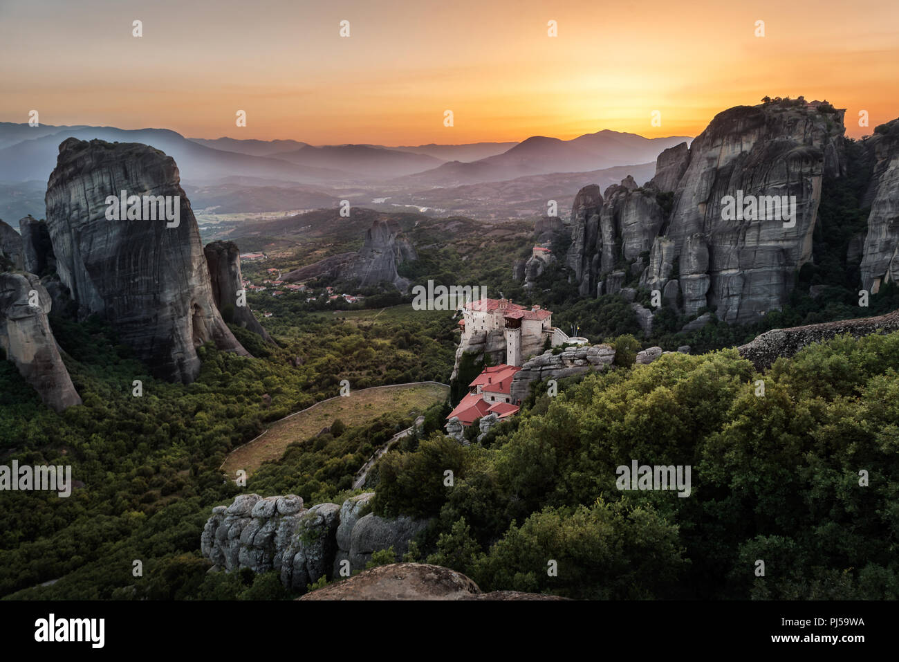 Meteore o Meteora con monasteri ortodossi, Vista panoramica dal plateau alla valle della Tessaglia Foto Stock