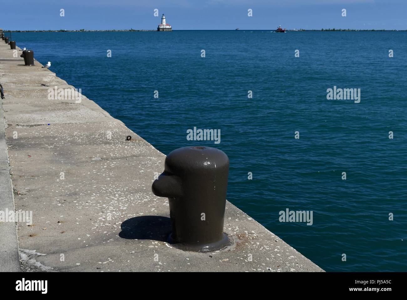 Il lago Michigan litorale lungo il molo della marina in Chicago Foto Stock