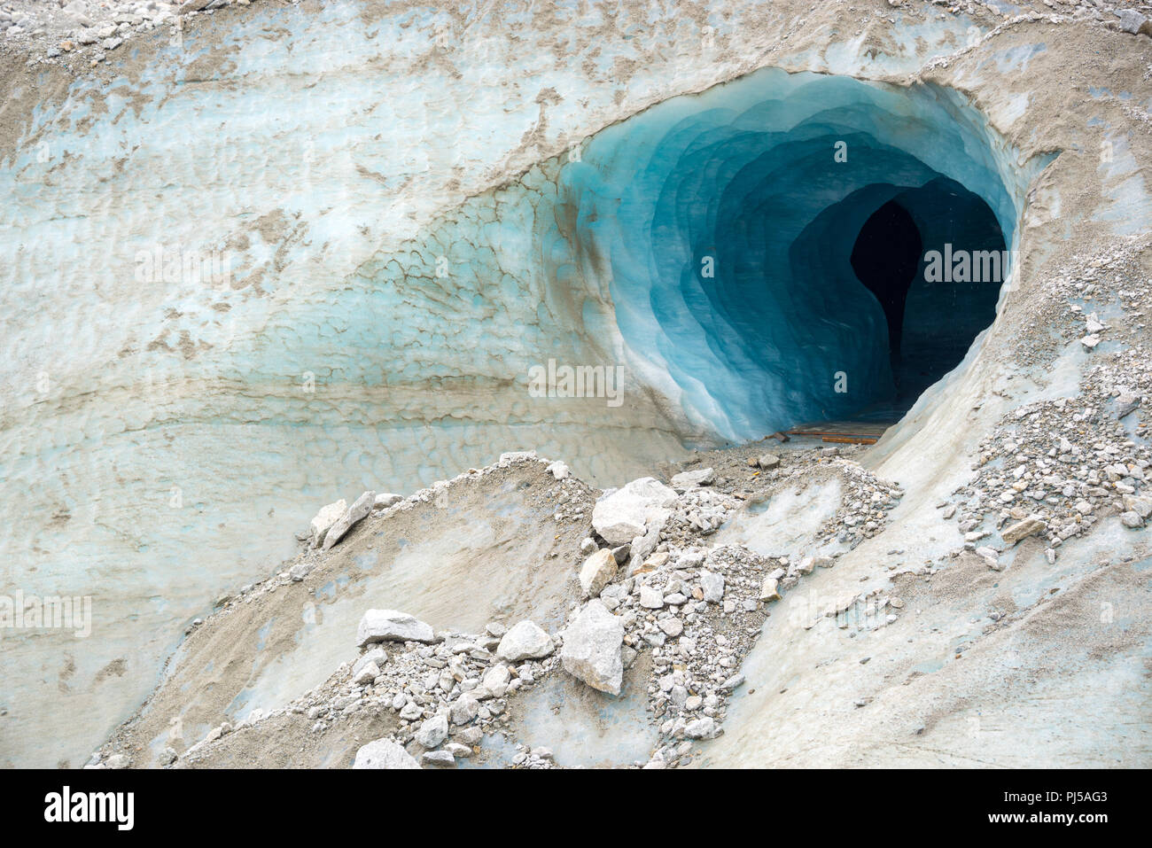 L'entrata di una caverna di ghiaccio nel ghiacciaio Mer de Glace, in Chamonix Mont Blanc Massif, alpi, Francia Foto Stock