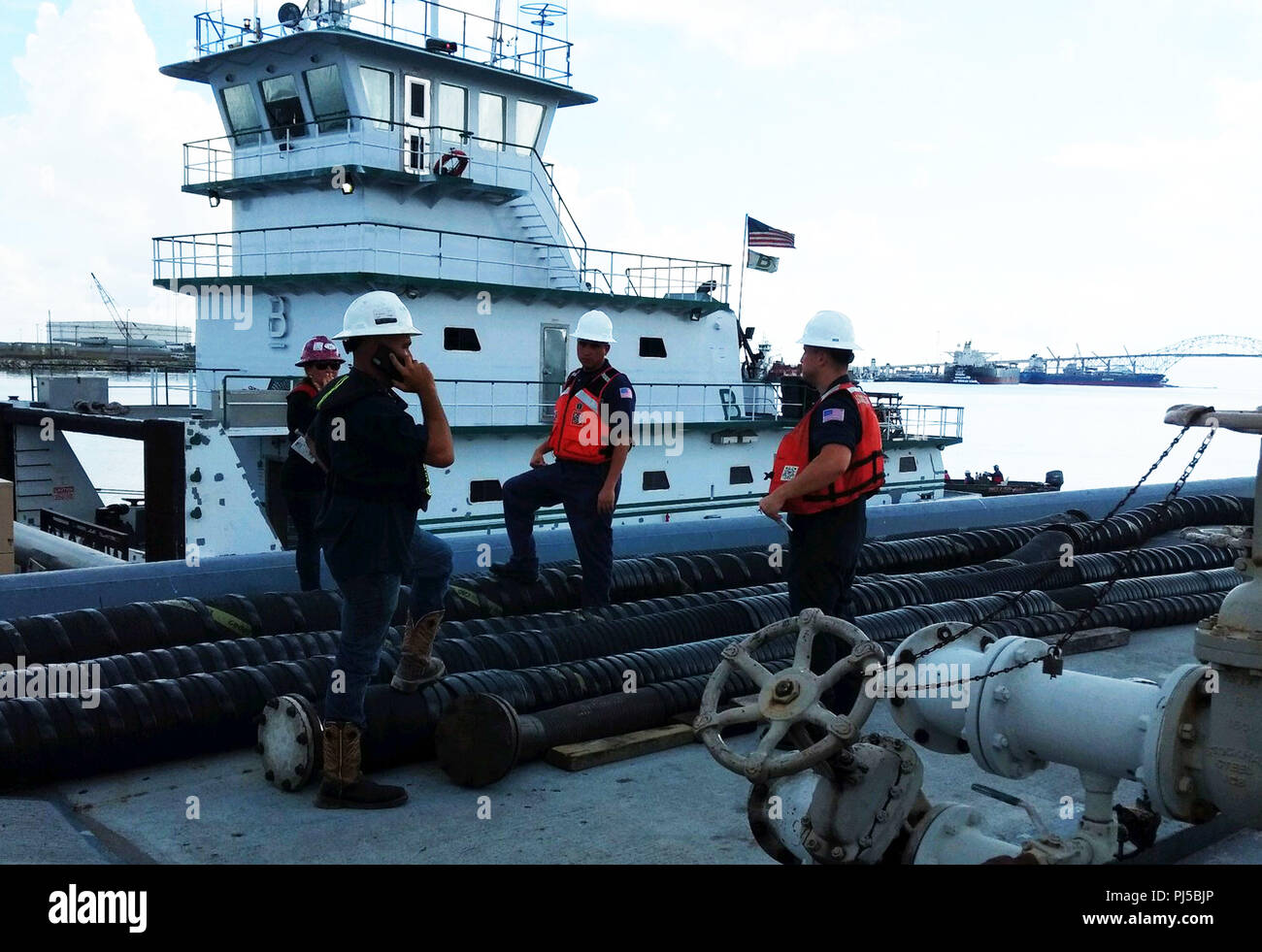 Coast Guard Settore/stazione aria Corpus Christi Incident Management Division personale olio di supervisionare le operazioni di recupero a Flint Hills Resource Dock 3 nel Corpus Cristo, Texas, Porto Interno, Sett. 1, 2017. Coast Guard è stato inizialmente notificato un numero stimato di 1.176 galloni di olio scaricato da un sovraccarico chiatta ormeggiata. Stati Uniti La guardia costiera della foto. Foto Stock