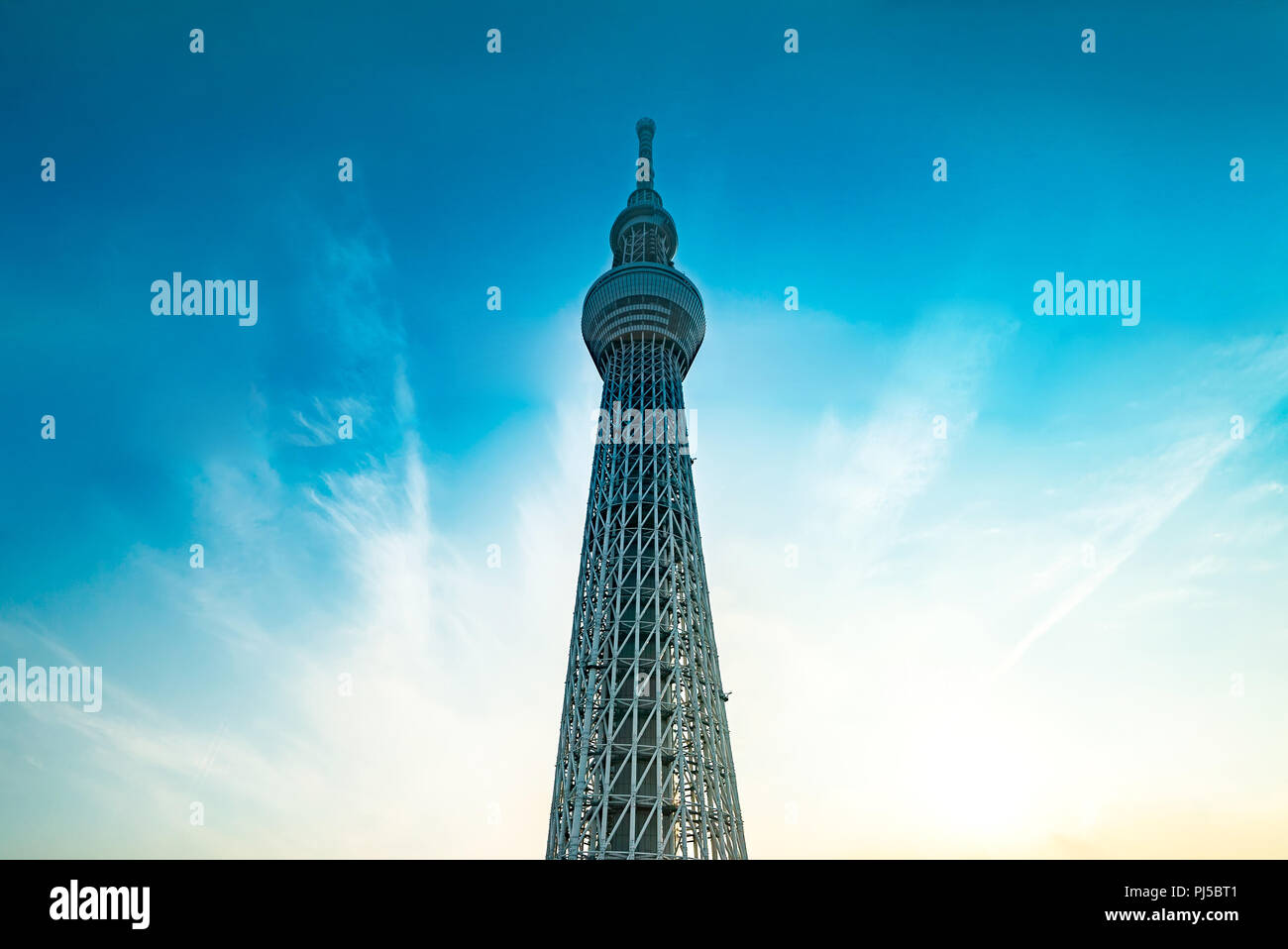 TOKYO, Giappone - 22 Giugno 2018: una parte del Giappone Tokyo skytree edificio a torre con l'azzurro del cielo e del tramonto Foto Stock