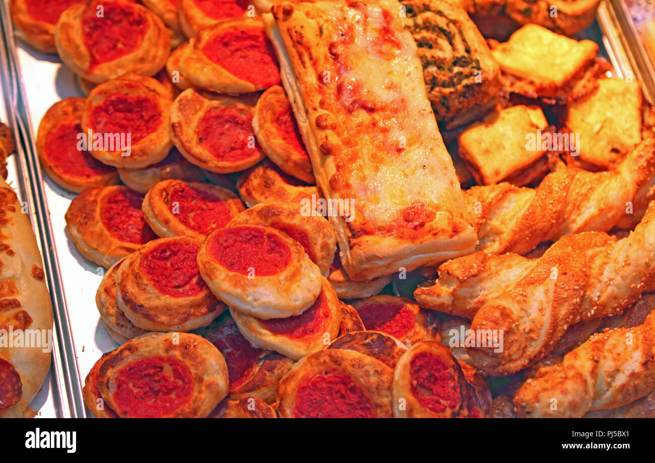 Pizza e snack italiani per la vendita nel bar Foto Stock