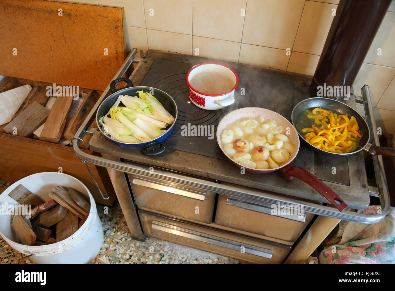 Molti vasi sulla stufa a legna in cucina Foto stock - Alamy