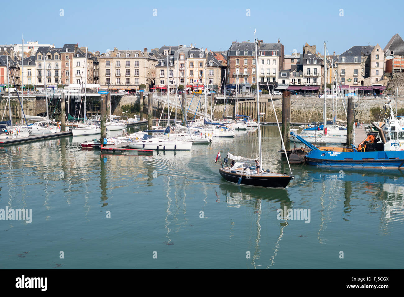 Yacht lasciando Dieppe marina, in Normandia, Francia, Europa. Foto Stock