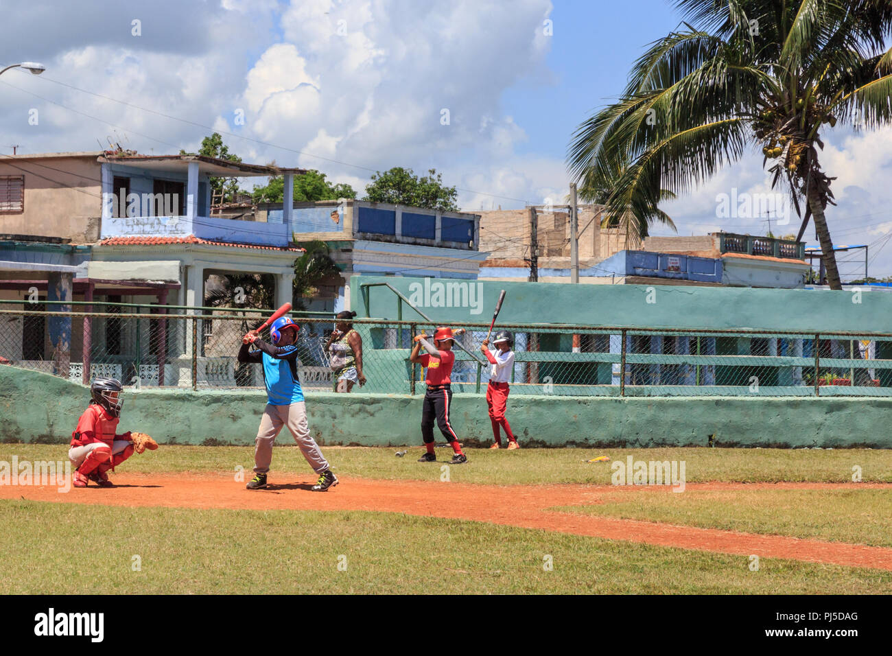 Bambini e ragazzi giocare in un gioco di baseball per la selezione della squadra di baseball di Mantanzas massa, Cuba Foto Stock