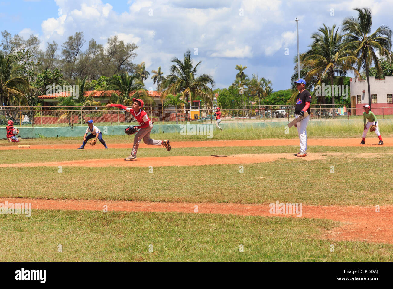 Bambini e ragazzi giocare in un gioco di baseball per la selezione della squadra di baseball di Mantanzas massa, Cuba Foto Stock