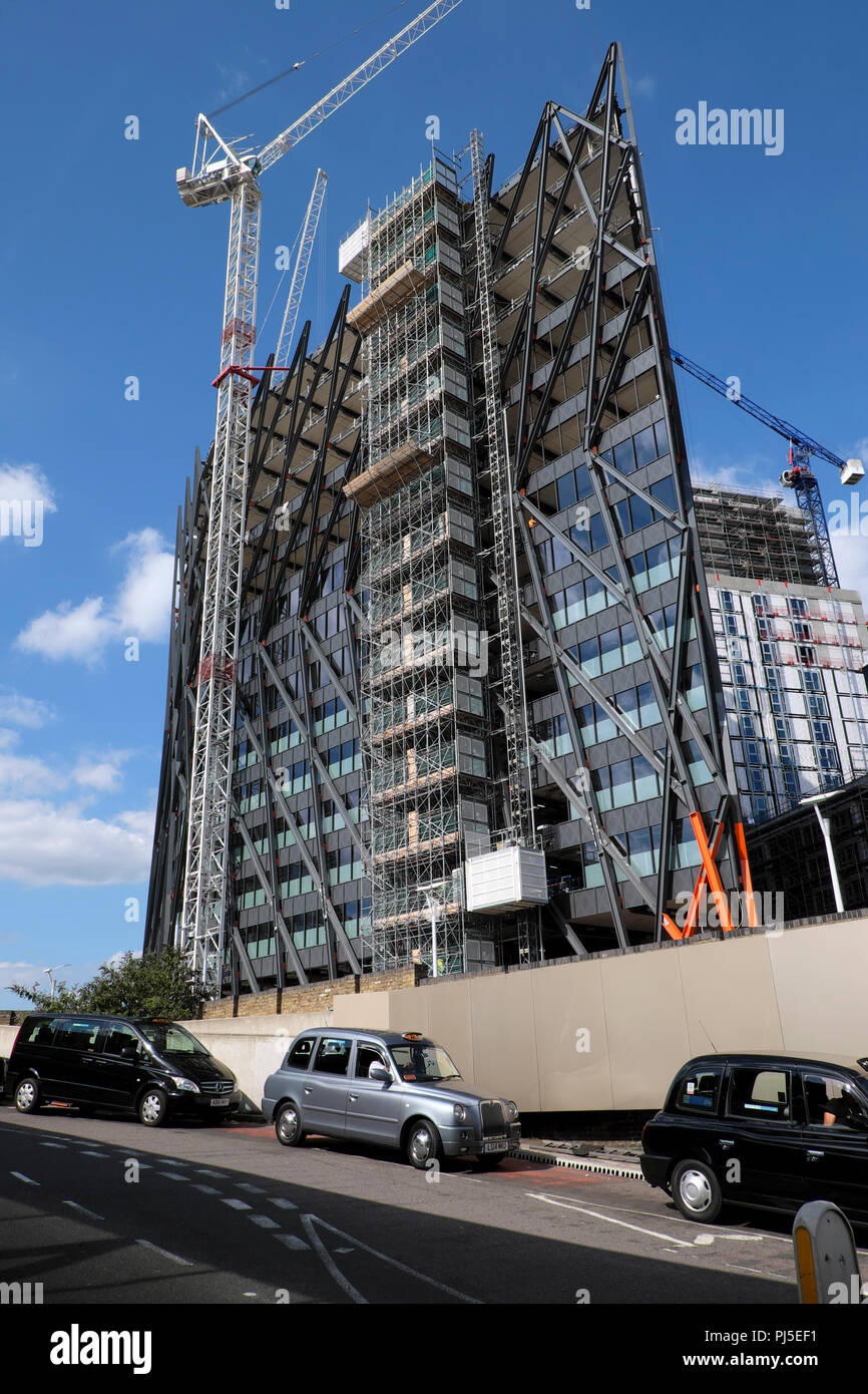 Nuovo alto edificio in costruzione con gru e taxi parcheggiato su un sito accanto alla stazione di Paddington a Londra England Regno Unito KATHY DEWITT Foto Stock