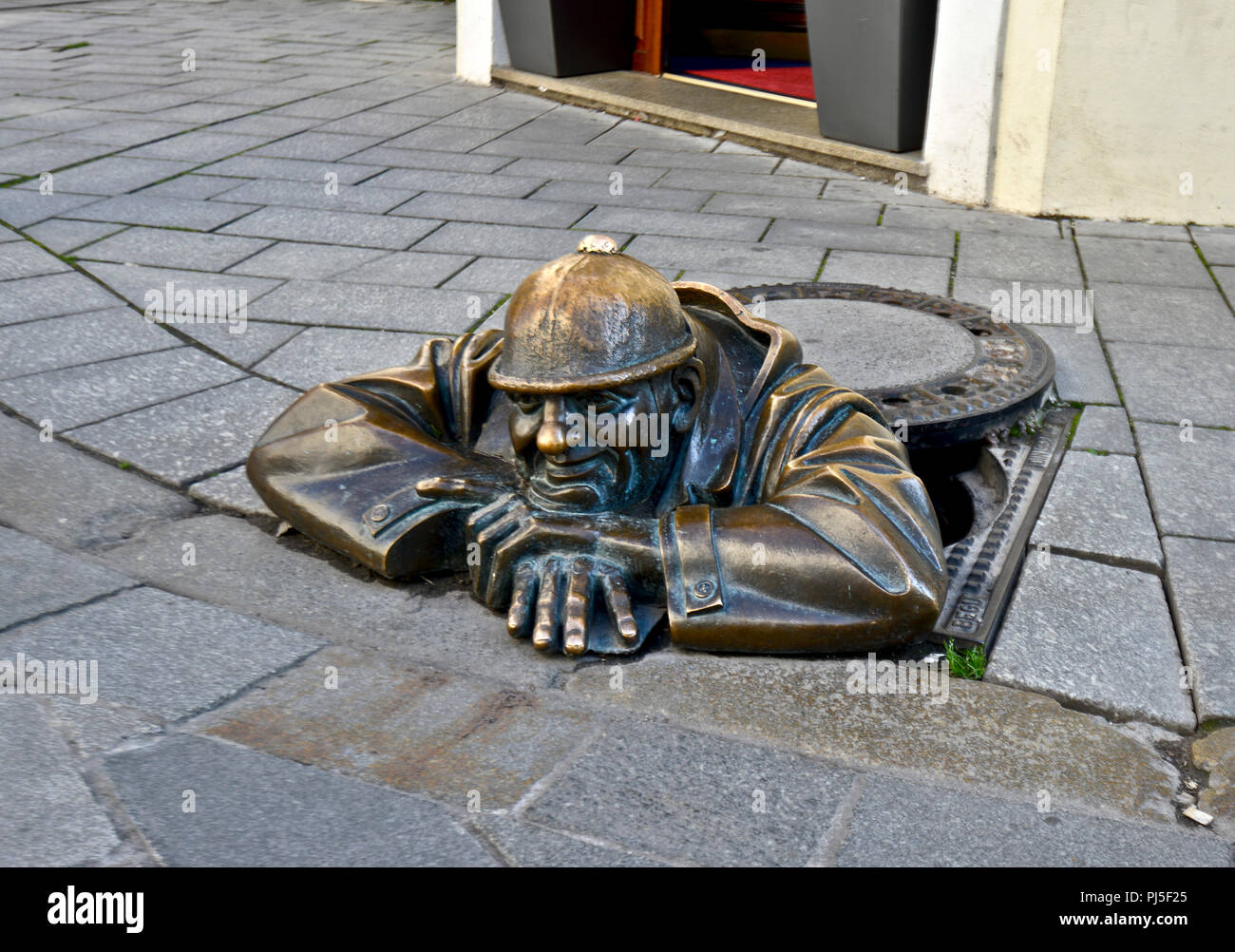 Uomo al lavoro (Cumil), Bratislava, Slovacchia Foto Stock