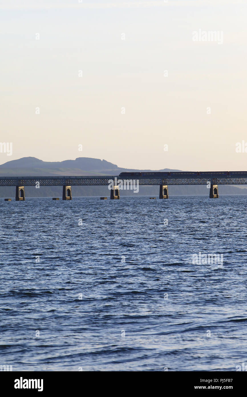 Un treno che attraversa il Tay Rail Bridge, sopra l'Estuario tra la città di Dundee e Fife, Scozia, Regno Unito Foto Stock