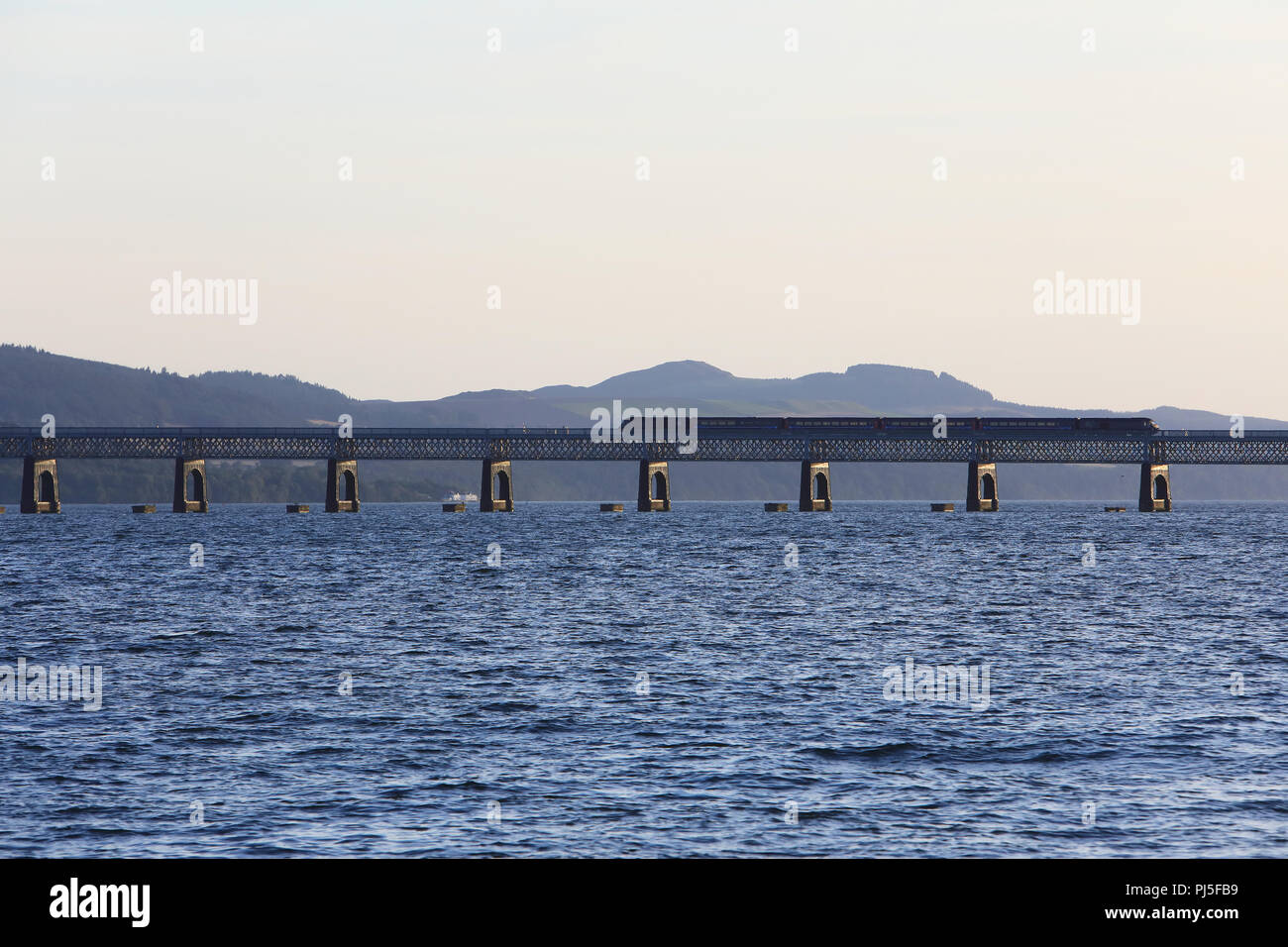 Un treno che attraversa il Tay Rail Bridge, sopra l'Estuario tra la città di Dundee e Fife, Scozia, Regno Unito Foto Stock