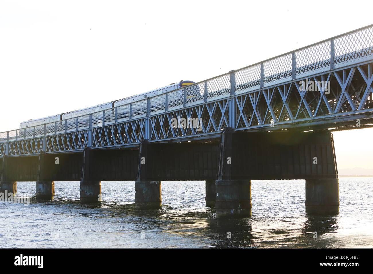 Un treno che attraversa il Tay Rail Bridge, sopra l'Estuario tra la città di Dundee e Fife, Scozia, Regno Unito Foto Stock