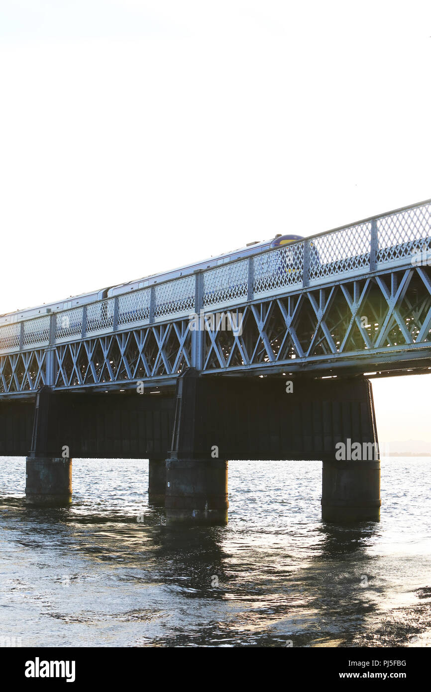 Un treno che attraversa il Tay Rail Bridge, sopra l'Estuario tra la città di Dundee e Fife, Scozia, Regno Unito Foto Stock