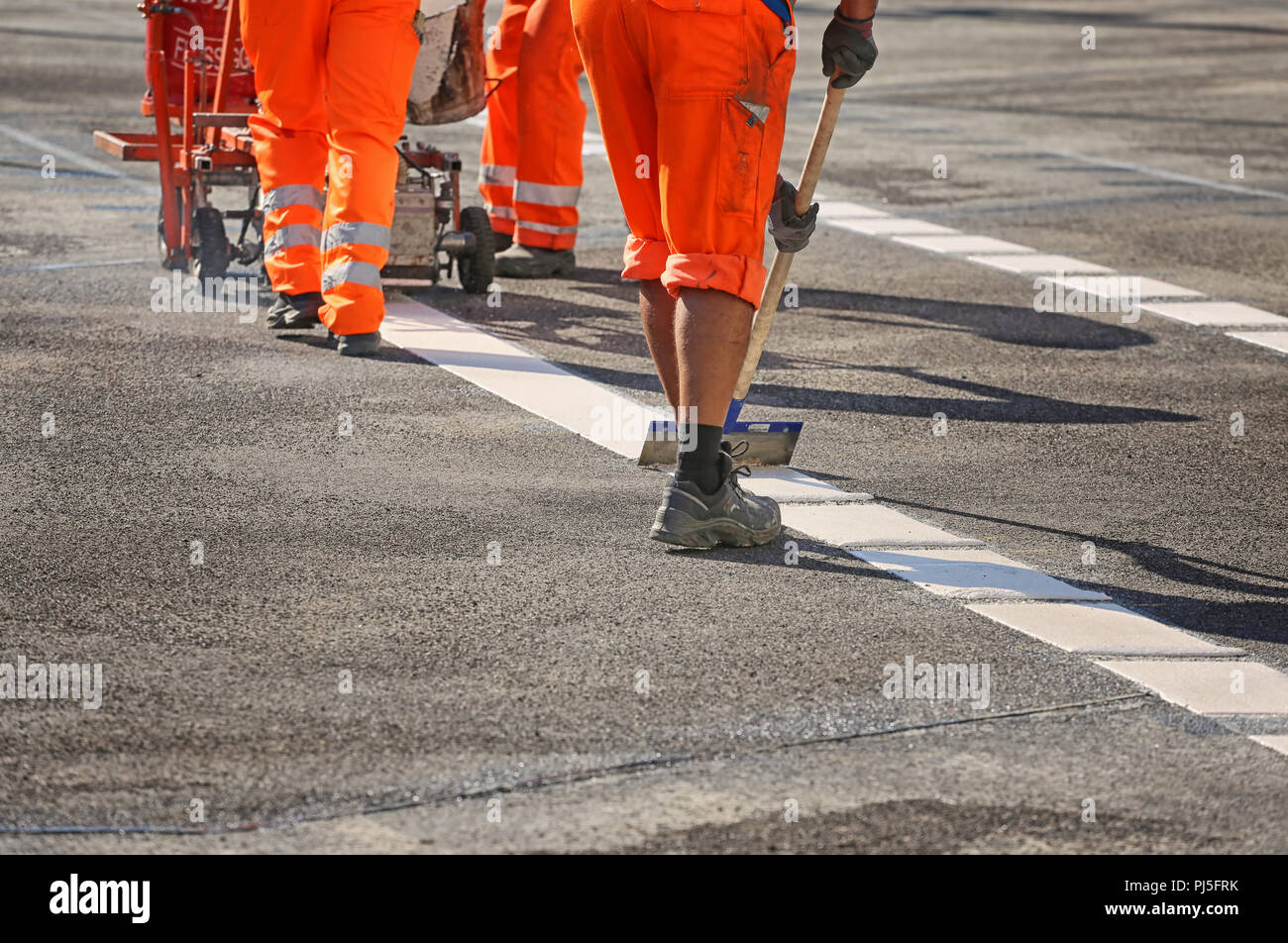 La segnaletica stradale la macchina in azione Foto Stock