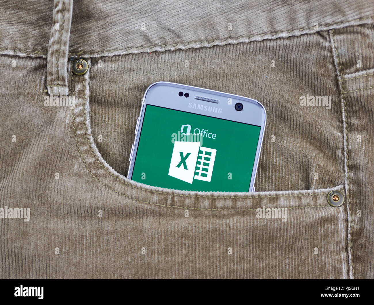 MONTREAL, Canada - 10 ottobre 2017 Microsoft Office Excel applicazione Android. Microsoft Office è una famiglia di software client, il software server e s Foto Stock