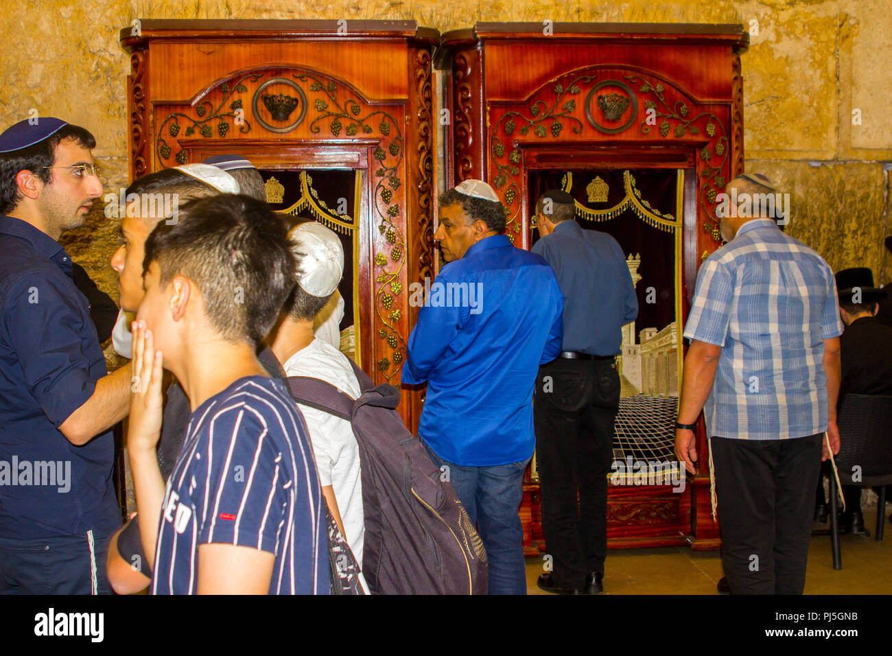10 maggio 2018 pellegrini nella sala di preghiera con i suoi ornati di armadi in legno di quercia presso l'antico Muro Occidentale di Gerusalemme Foto Stock