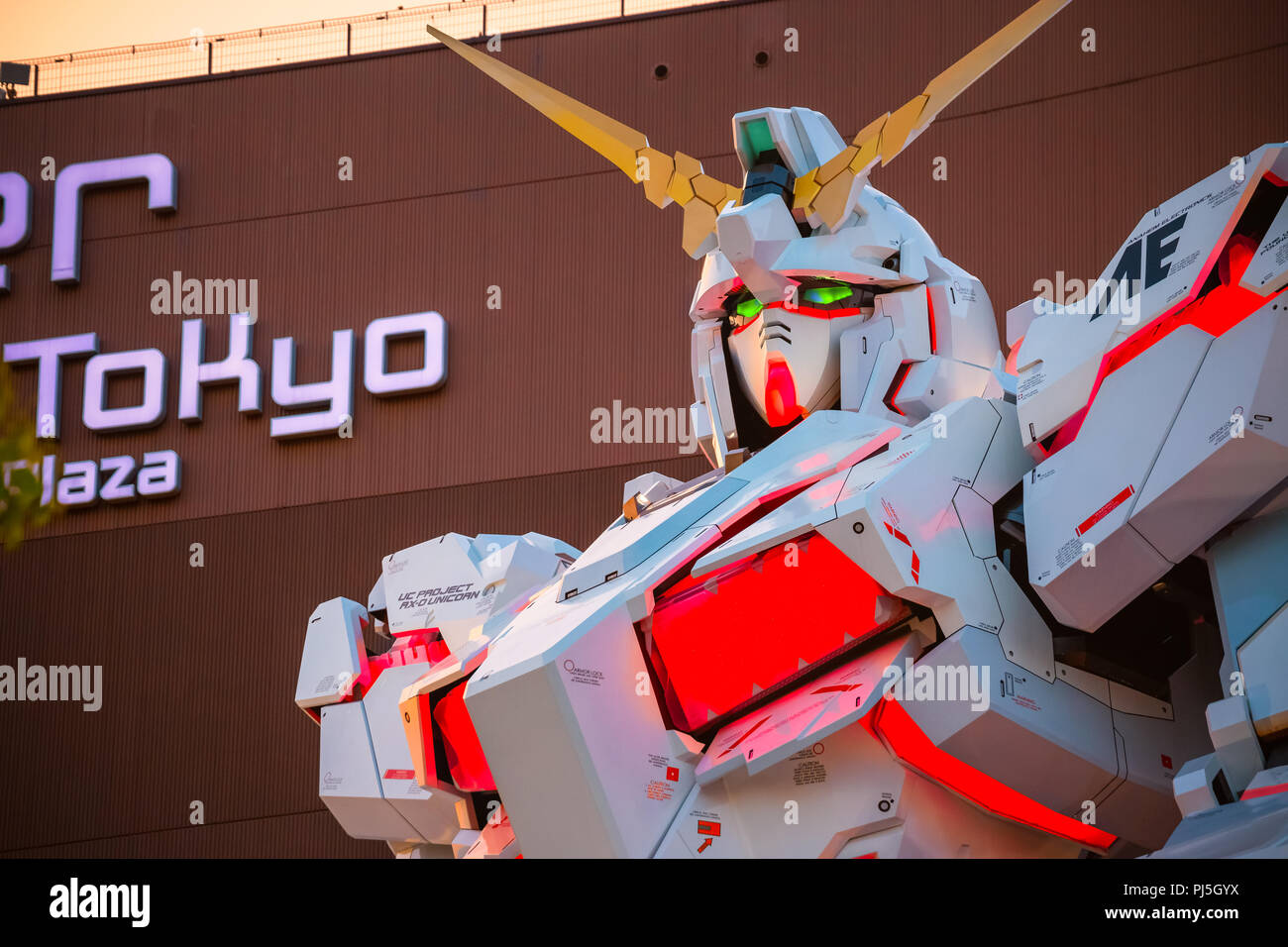 TOKYO, Giappone - 20 Aprile 2018: full-size mobile suit RX-0 Unicorn Gundam replica di Mobile Suit Gundam Unicorn serie a Diver City Tokyo Plaza Foto Stock