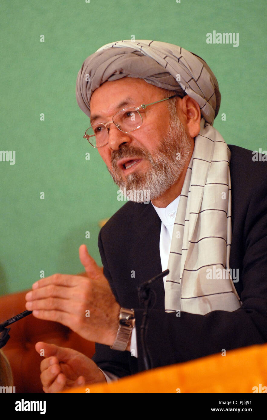 Abdul Karim Khalili, attuale presidente di afghane ad alto consiglio di pace ed ex vice presidente dell'Afghanistan, parla durante una pressa confere Foto Stock