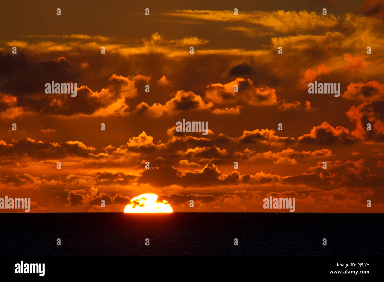 Sunrise oltre Oceano Atlantico dalla nave da crociera Norvegia Foto Stock