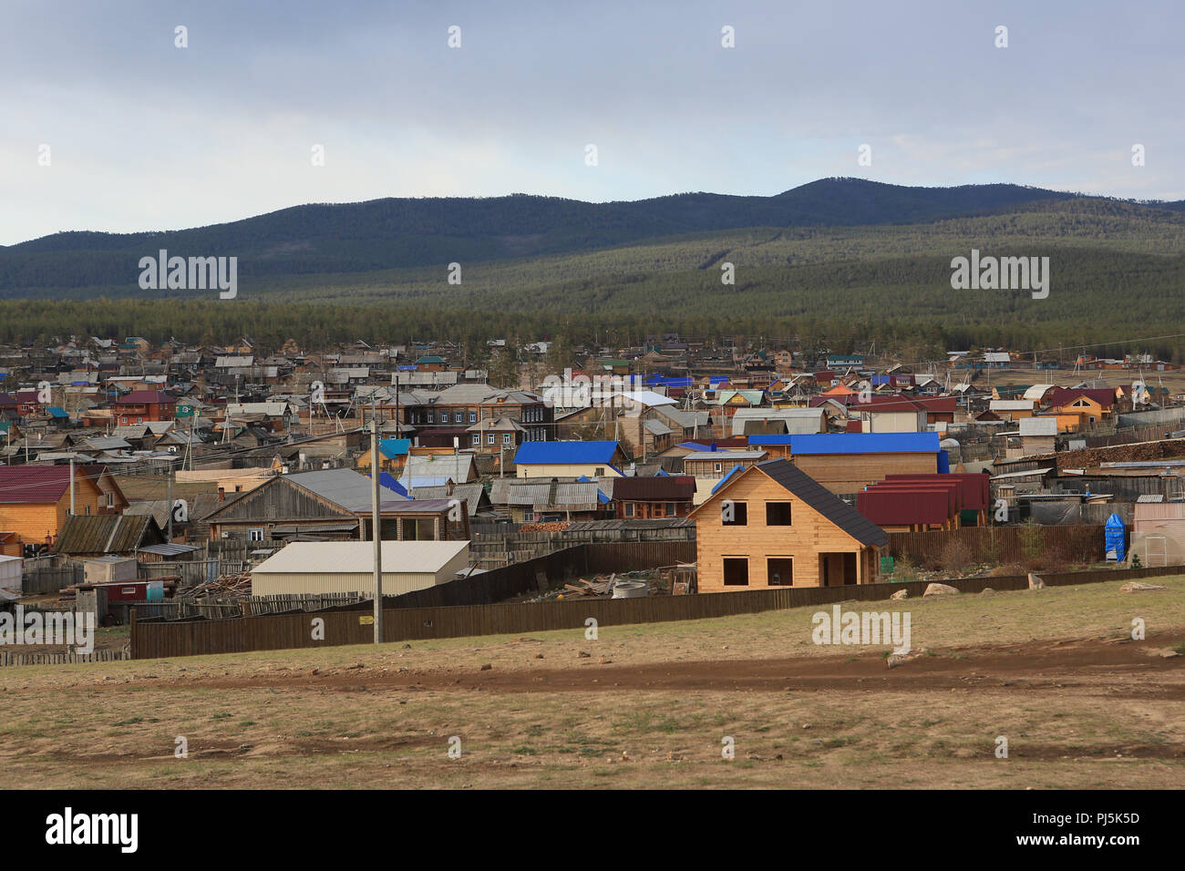 Vista di Khuzhir, porto principale e township sull isola di Olkhon, Lago Baikal, Siberia, Russia mostra varietà di abitazioni in legno Foto Stock