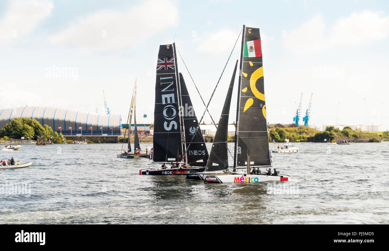 Cardiff, Regno Unito - 25 agosto 2018: Catamarani prendendo parte alla Extreme serie vela nella Baia di Cardiff. Foto Stock