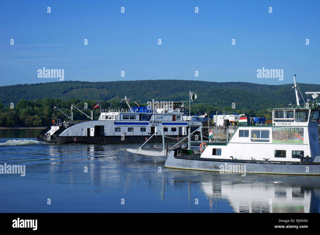 Un cross river traghetto per auto e traffico fluviale sul fiume Danubio, Szob, Pest County, Ungheria Foto Stock