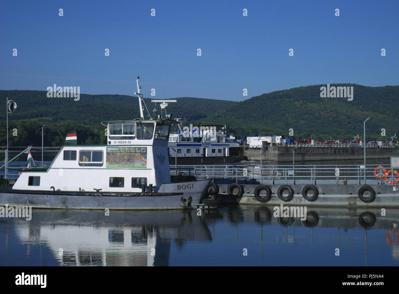 Un cross river traghetto per auto e traffico fluviale sul fiume Danubio, Szob, Pest County, Ungheria Foto Stock