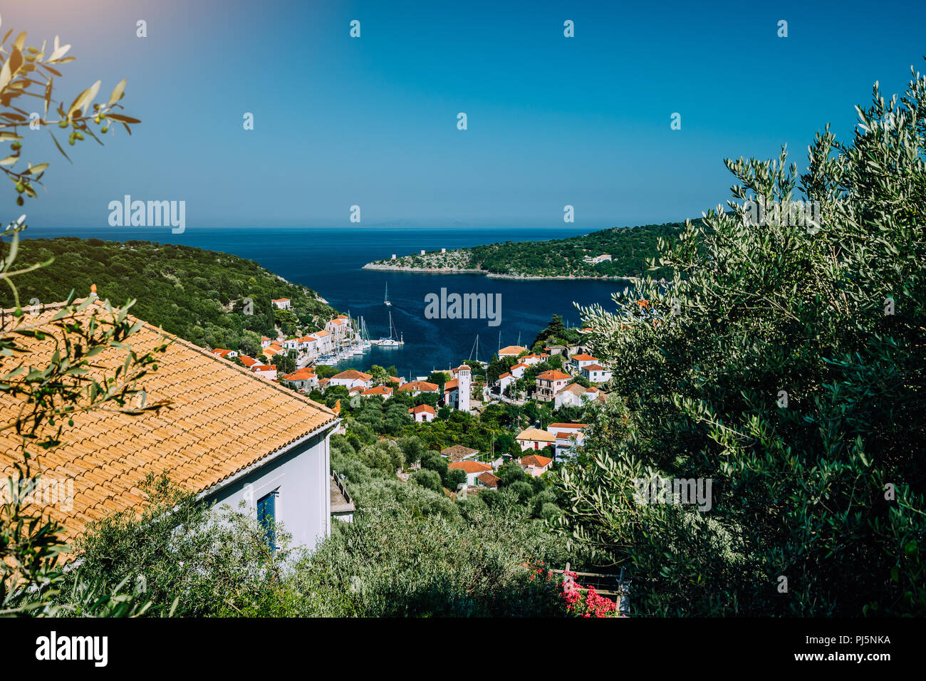 La Grecia, l'isola di Itaca Itaca. Splendida vista del telecomando città del Mediterraneo, uliveti e mare blu bay. Vacanze in Grecia, ora legale Foto Stock